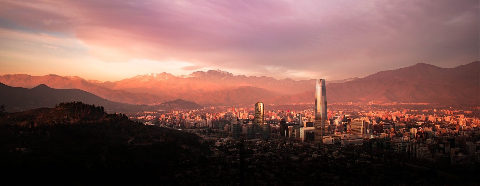 Santiago du Chili au crépuscule, la cordillère des Andes en arrière-plan
